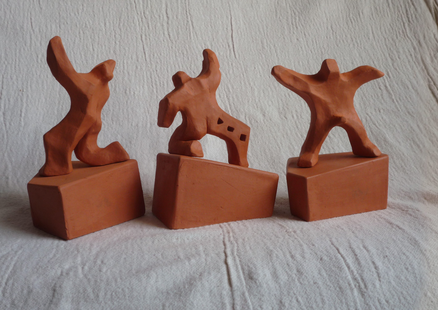 Energetic male figures. Terra-cotta, height approx. 12cm overall